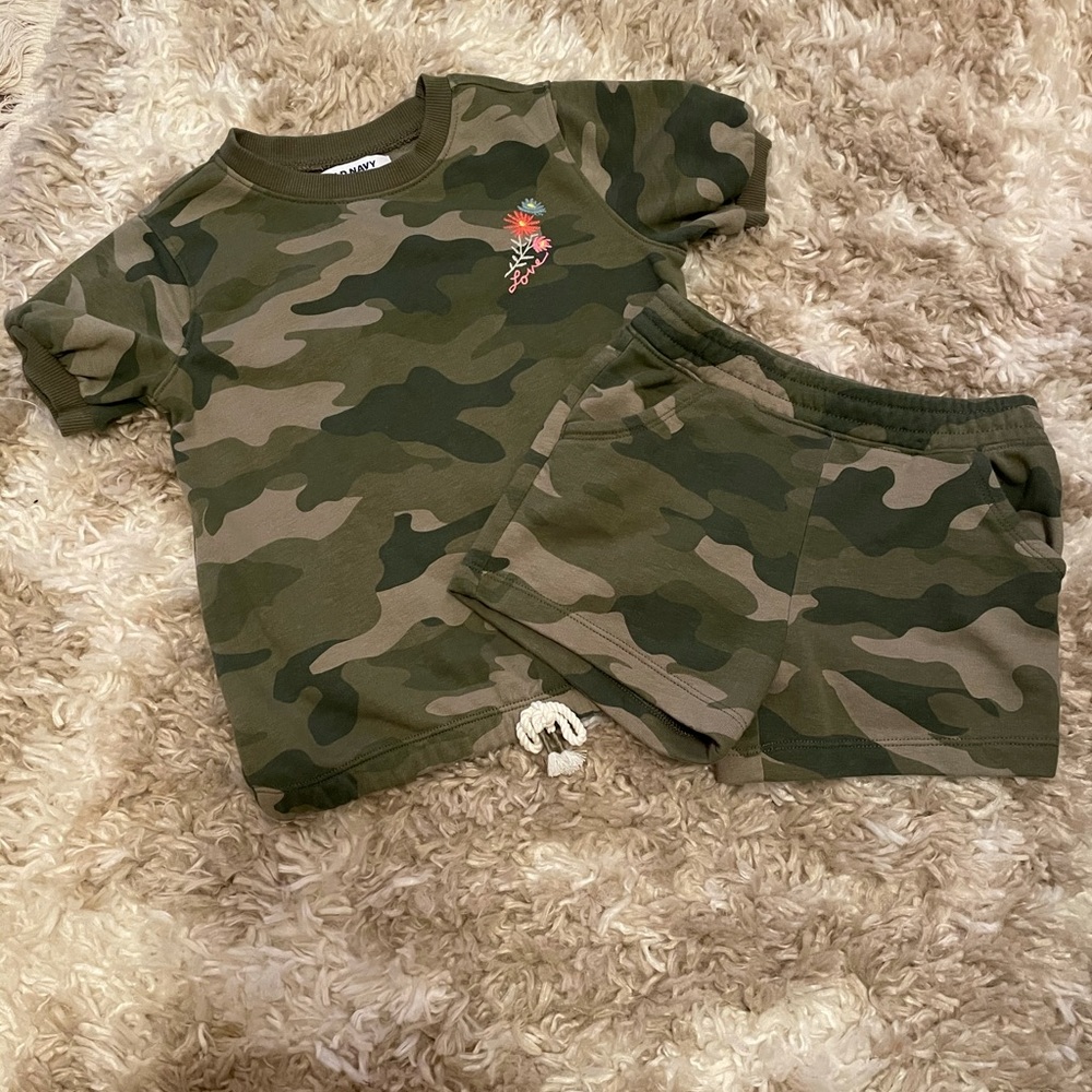 2 piece Old Navy camouflage short sleeved top and shorts set-Size 4T